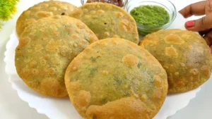 Green - Peas - Poori: मसालेदार - और - कुरकुरी - मटर - पूड़ी - बनाने