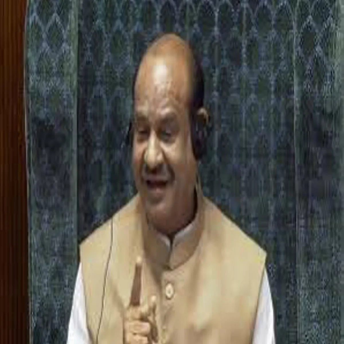 Parliament Budget Session: लोकसभा अध्यक्ष ने सदन में मंत्री के जेब में हाथ डालने पर जताई आपत्ति, सांसदों को दी शिष्टाचार की सलाह