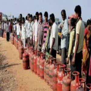 farrukhabad elderly man dies gas cylinder queue