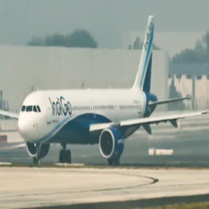 indigo flight emergency landing delhi airport