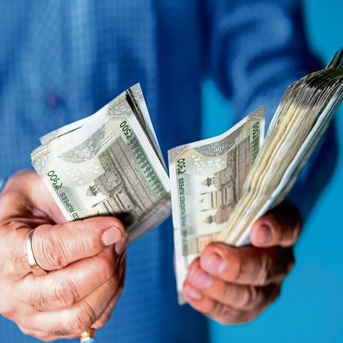 Dahike Dahike Kendr Krmchariyon Mhngaee Bhtte