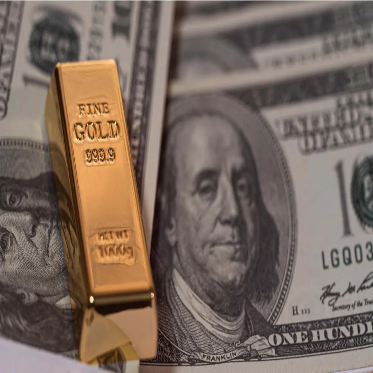 Dollarvsgold Dollarvsgold Yuddh Bich Niveshkon Jhukav