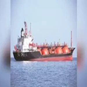 lng tanker crosses hormuz amid tensions update