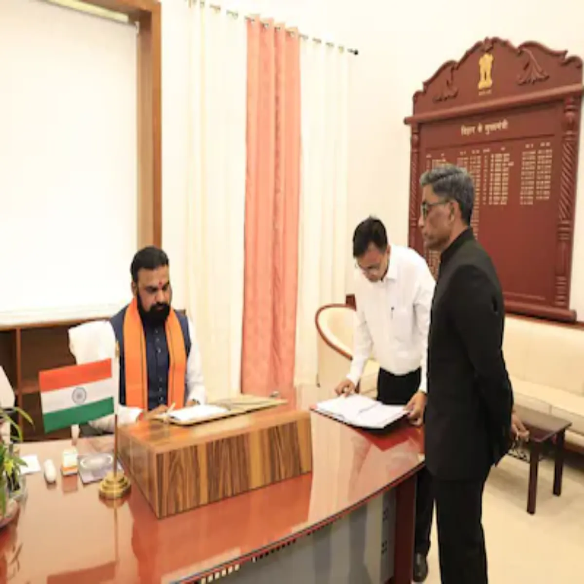 Samratchaudhary Samratchaudhary Snbhalte Adhikariyon Samratchaudhary