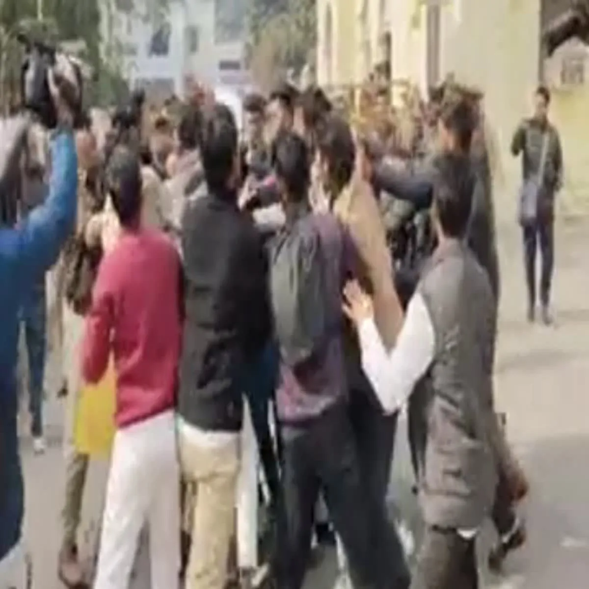 Campusdispute Campusdispute Lkhnoo Bibidi Vishvvidyaly Men
