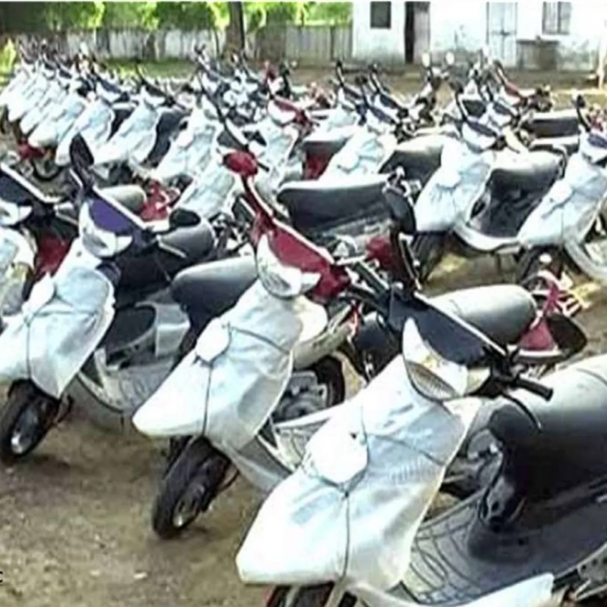 Scootyscheme Scootyscheme Medhavi Chhatraon Skuti Dene
