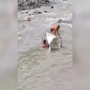chamoli car falls into river
