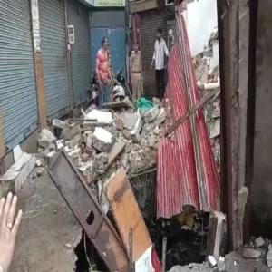 agra shop collapse rain