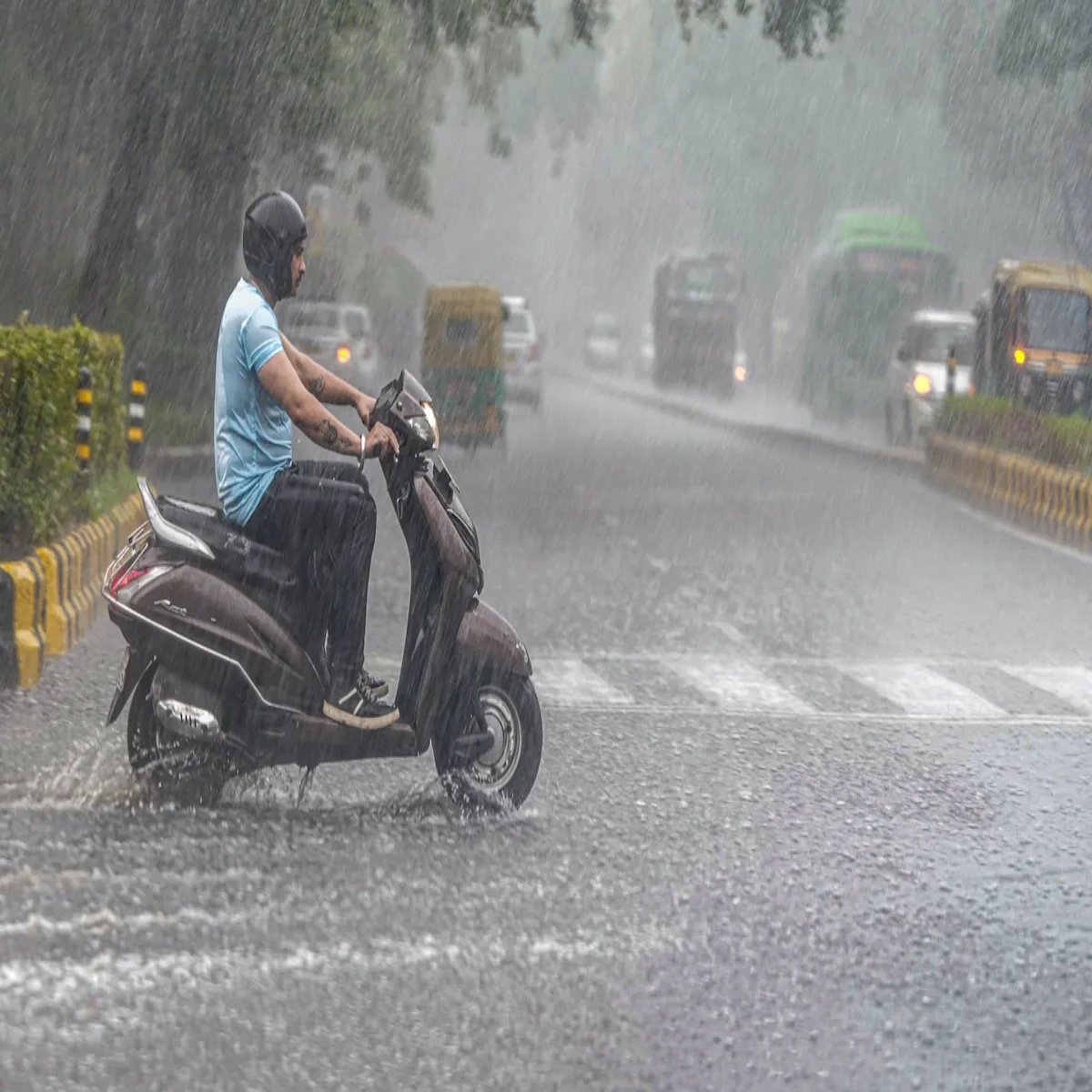 Monsoon Monsoon Deshbhr Men Tej Huee