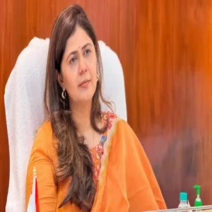 politics pankaja munde congress offer